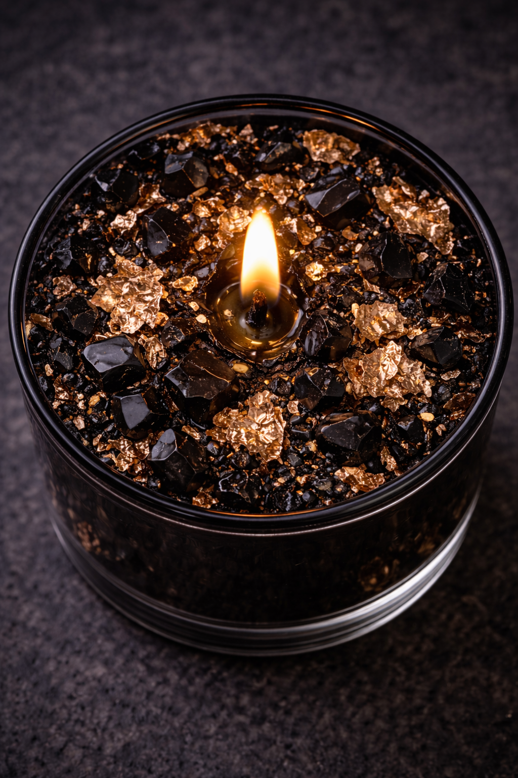 Bougie artisanale Hadès parfum bois de oud, feuilles de cuivre et pierres d'onyx